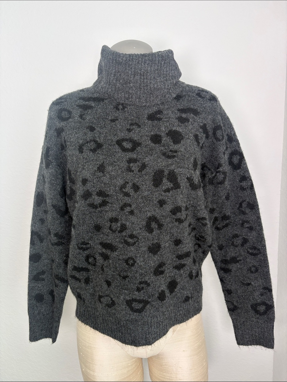 Gibson Latimer Charcoal Grey Leopard Print Turtleneck Sweater Small